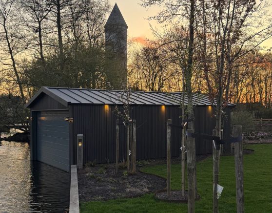 composiet gevelbekleding rhombus zwart van buitenpaneel gemonteerd op een boothuis, chalet, tuinhuis